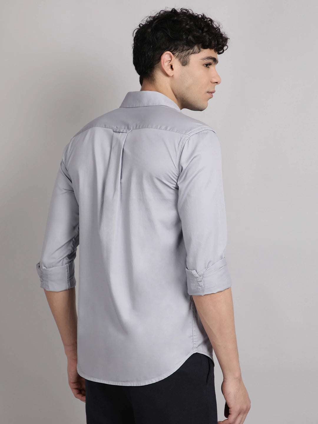 Man wearing a light gray shirt